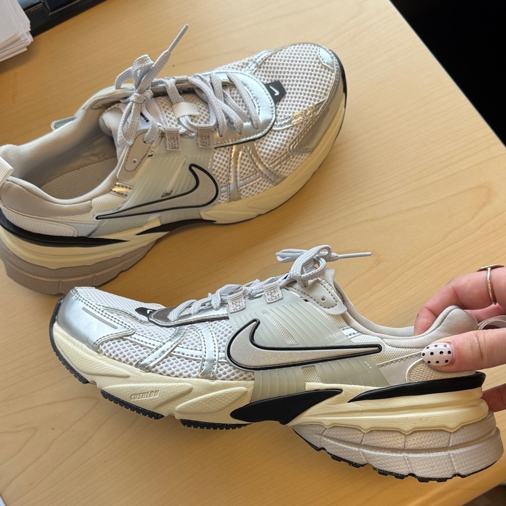 Nike V2K shoes - Picture 3 of 4